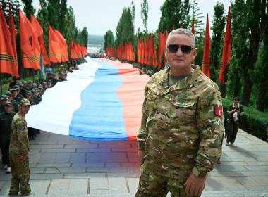 Стометровый флаг России развернули на Мамаевом кургане курсанты Центра «ВОИН»