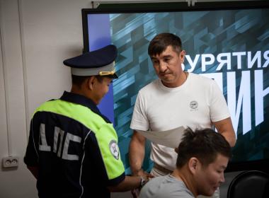 Сотрудникам МВД Бурятии вручили сертификаты о подготовке в Центре «ВОИН»