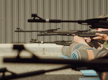 «Снайпер должен быть отличным математиком»: Центр «ВОИН» учит курсантов стрелять далеко и точно