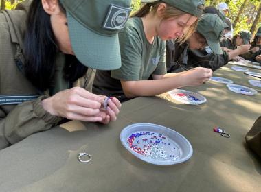 Курсанты Центра «ВОИН» сделали для бойцов СВО более тысячи браслетов жизни ко Дню государственного флага России