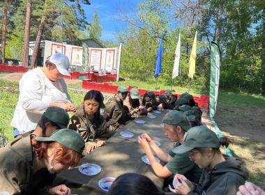 Курсанты Центра «ВОИН» сделали для бойцов СВО более тысячи браслетов жизни ко Дню государственного флага России