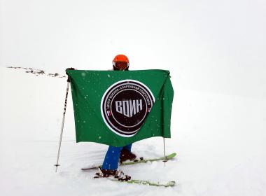 Флаг Центра «ВОИН» развернули на Эльбрусе