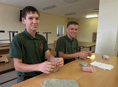 Курсанты чувашского филиала изготовили 300 комплектов сухих душей и 100 госпитальных губок наших бойцов на СВО