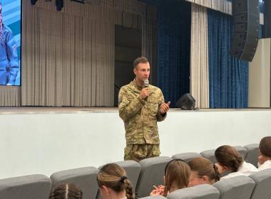 В волгоградской школе №7 для шестиклассников прошла встреча с Павлом Коротовым — специалистом Центра «ВОИН».