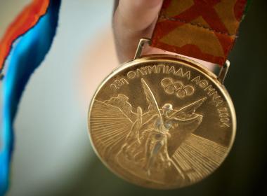 Курсанты Центра «ВОИН» примерили на себя настоящую золотую олимпийскую медаль