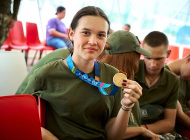 Курсанты Центра «ВОИН» примерили на себя настоящую золотую олимпийскую медаль