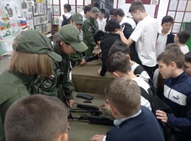 Курсанты Центра «ВОИН» поздравили с Днем воссоединения Крыма с Россией