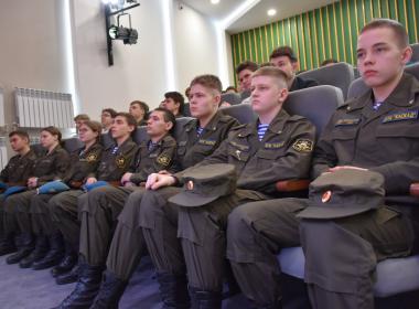 Белгородские курсанты встретились с героями ВДВ