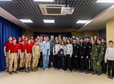 Герой РФ Степан Белов пообщался с курсантами и подарил Центру «ВОИН» флаг танковых войск