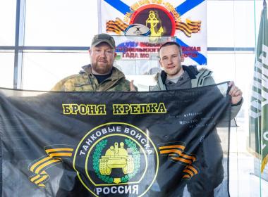 Герой РФ Степан Белов пообщался с курсантами и подарил Центру «ВОИН» флаг танковых войск