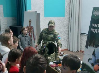 Инструкторы Центра «ВОИН» провели мастер-класс для детей лагеря «Чайка»